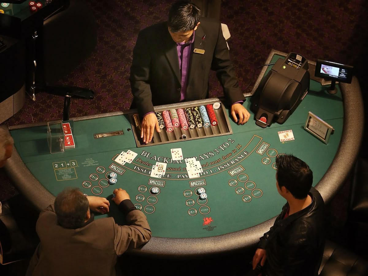LUCKY SLOTS کیسینو میں پوکر گیمز