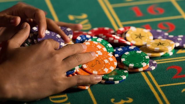 LUCKY SLOTS کھلاڑیوں کے لیے لائیو کیسینو سیکشن